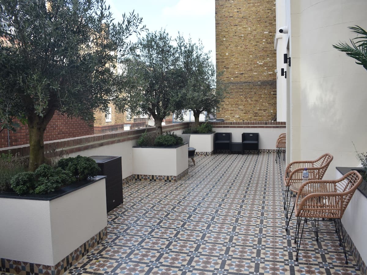 Patio méditerranéen avec plantes en pot au coucher du soleil