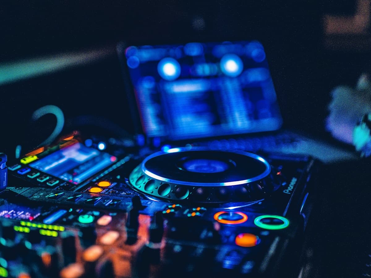 Table de mixage éclairée en gros plan