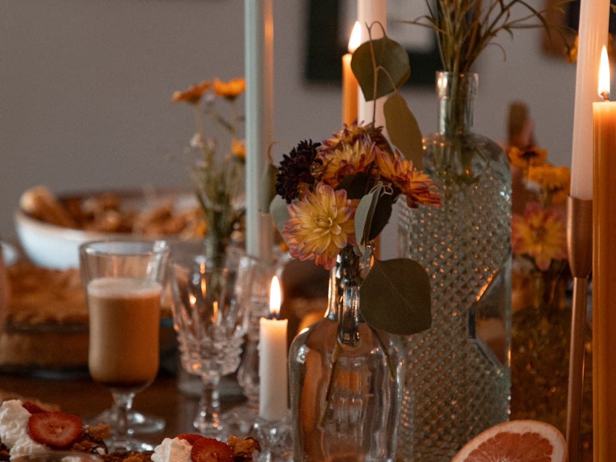 Table dressée aux bougies pour un dîner intime